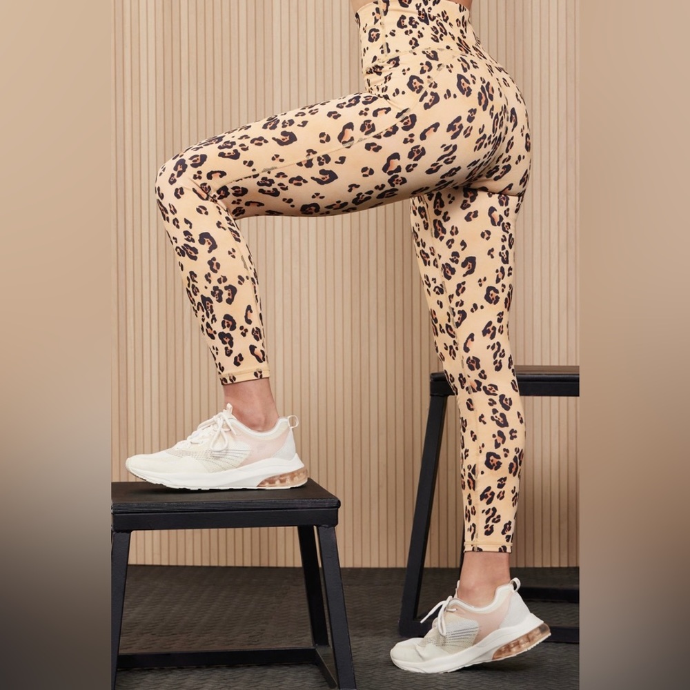 Fabletics Printed Activewear Set. Size Medium. - image 4